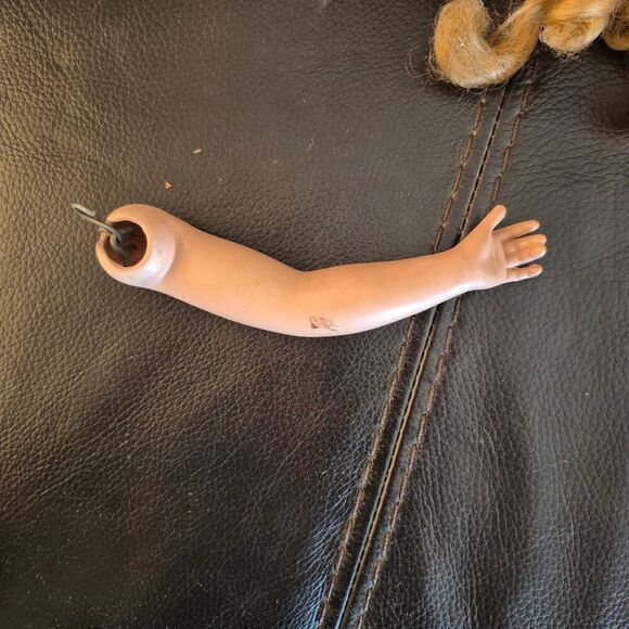 Doll Parts, Vintage 2 legs, 1 body, 1 head & 2 arms - Picture 6 of 16